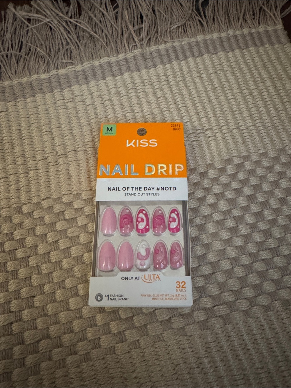 Kiss Nail Drip Press-On Nails in Pink and White Swirl